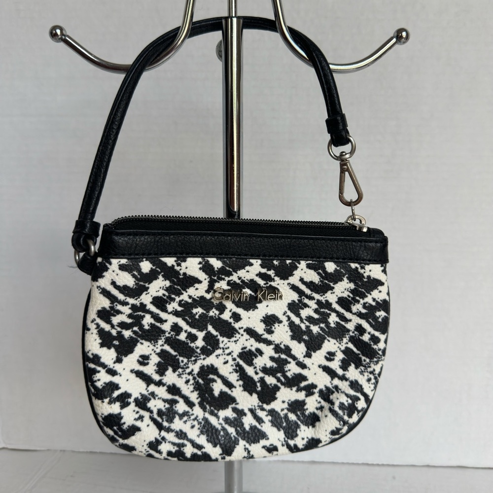 Calvin Klein Womens Black White Animal Print  Wristlet Purse